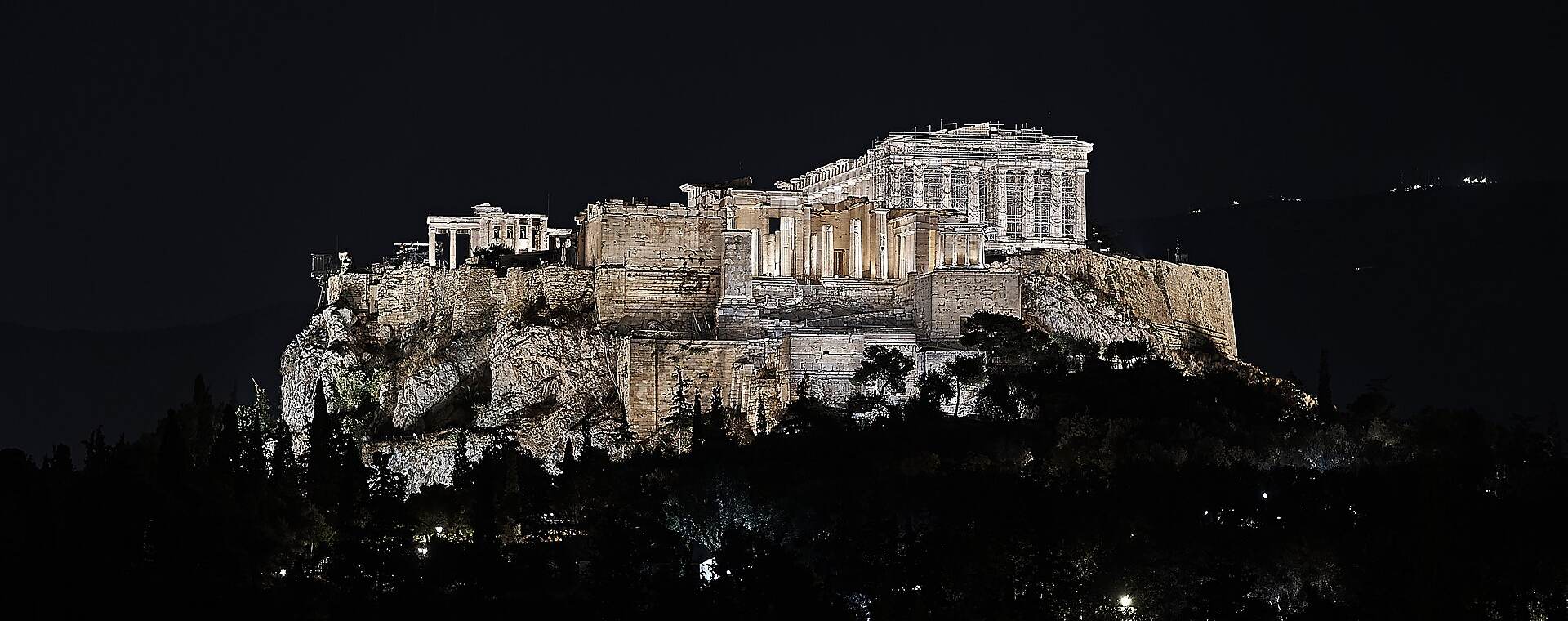 Ο Βράχος της Ακρόπολης φωτισμένος τη νύχτα